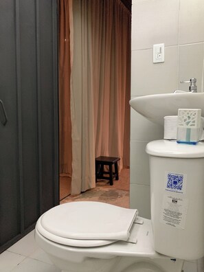 Huis, 2 slaapkamers, patio, uitzicht op tuin | Badkamer