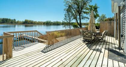 Huge 4-bedroom house on chain of lakes.