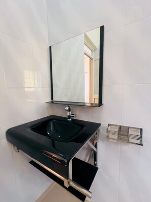 Tweepersoonskamer, uitzicht op tuin | Badkamer | Gratis toiletartikelen, een haardroger, zeep, shampoo
