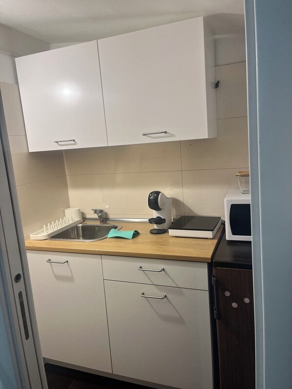Réfrigérateur, micro-ondes, plaque de cuisson, cafetière/bouilloire