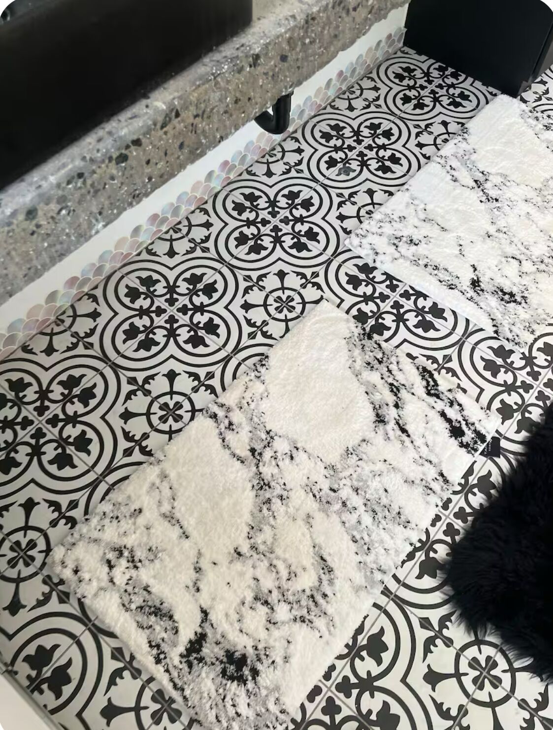 Un terrapatró amb un objecte esponjós i blanc.
