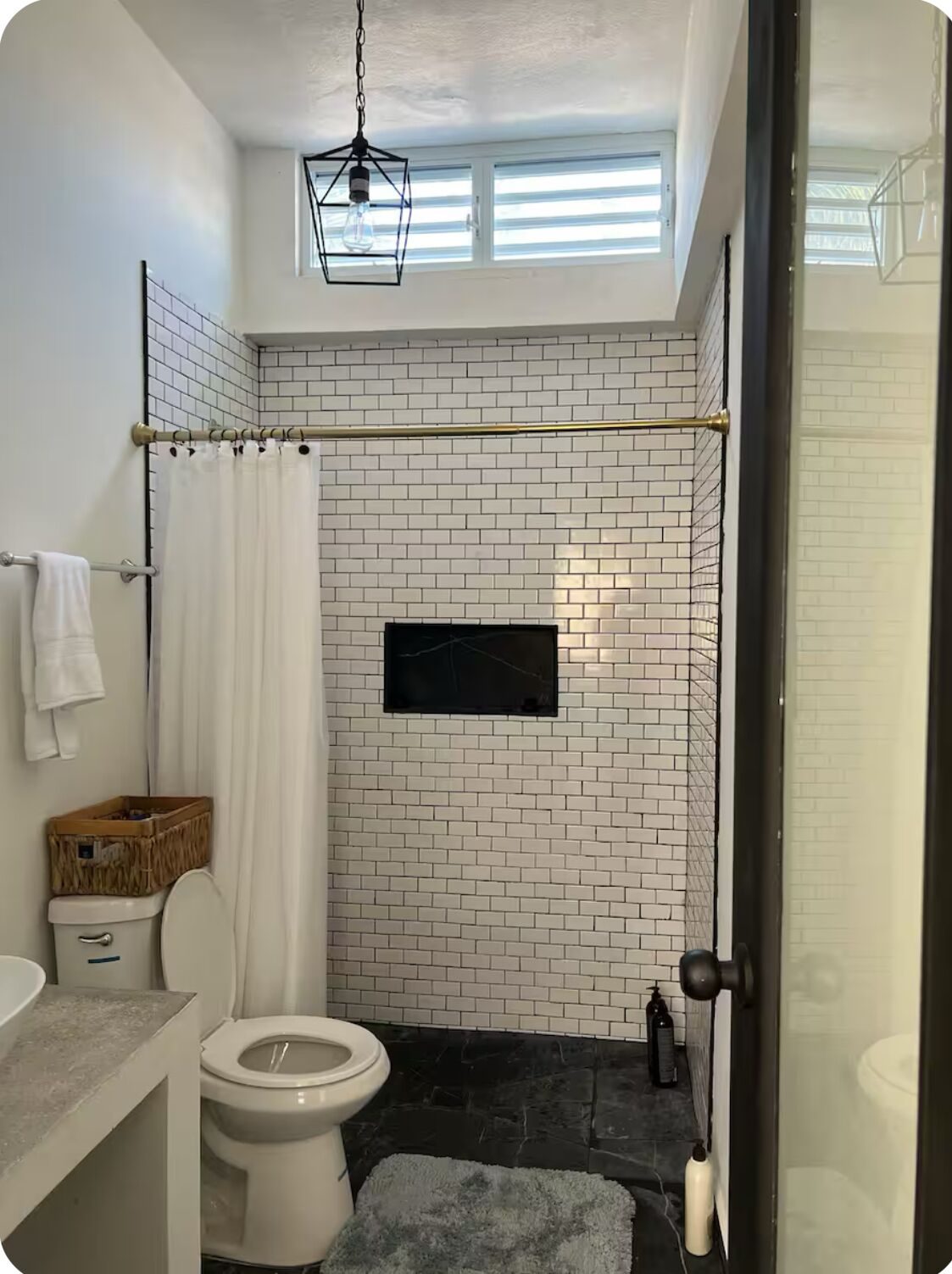 Een douche, een haardroger, handdoeken, zeep