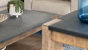Uma sala de estar moderna com um sofá, uma mesa de centro e um abajur.