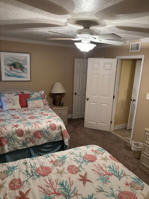 3 habitaciones, tabla de planchar con plancha, wifi y ropa de cama