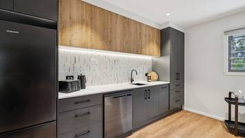 Fridge, microwave, stovetop, dishwasher