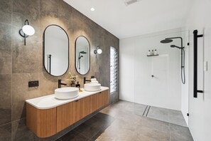 Serviettes fournies, savon, shampoing, papier toilette