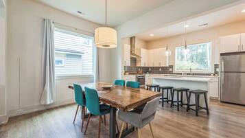 Kylskåp, mikrovågsugn, ugn och spishäll