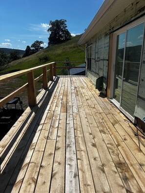 Terrace/patio - 2-bedroom, 1 bathroom log cabin Top floor offers the perfect retreat close to downtown Sturgis. With breathtaking views and a peaceful wooded setting, this cozy home-away-from-home. Comfortably accommodating up to 4 guests. (Sturgis)