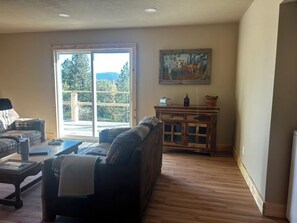 TV, fireplace, books - 2-bedroom, 1 bathroom log cabin Top floor offers the perfect retreat close to downtown Sturgis. With breathtaking views and a peaceful wooded setting, this cozy home-away-from-home. Comfortably accommodating up to 4 guests. (Sturgis)