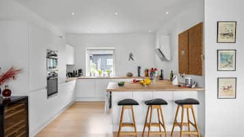 Jääkaappi, astianpesukone, kahvin-/teenkeitin