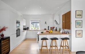 Kühlschrank, Geschirrspüler, Wasserkocher mit Kaffee-/Teezubehör