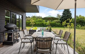 Outdoor dining - Beautiful home in Fårevejle with WiFi (Fårevejle)