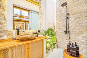 Shower, hair dryer, towels