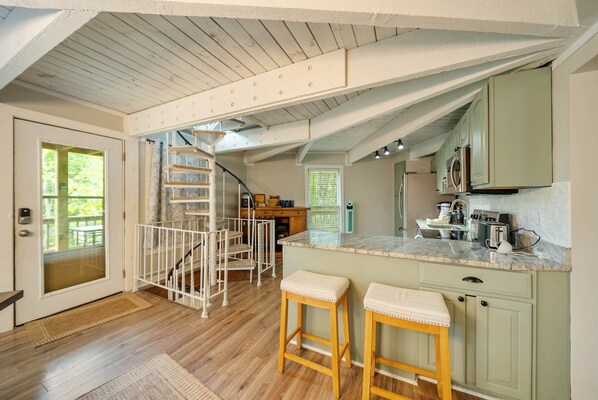 Fridge, microwave, stovetop, dishwasher