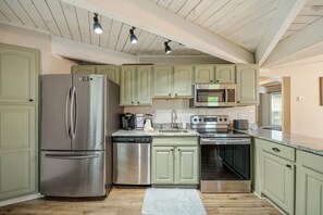 Kühlschrank, Mikrowelle, Herdplatte, Geschirrspüler