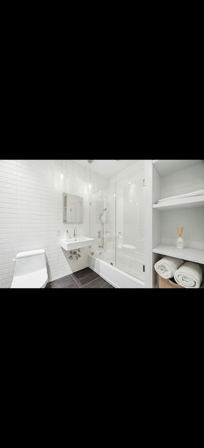 Douche, sèche-cheveux, bidet, serviettes fournies