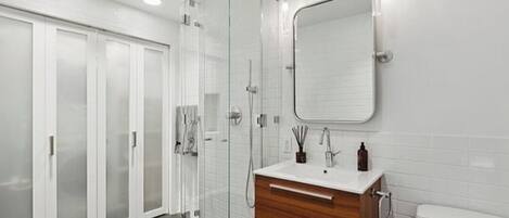 Shower, hair dryer, bidet, towels