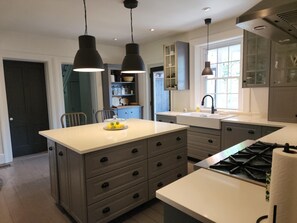 Fridge, microwave, oven, stovetop - Varcoe House Award-Winning Historic Home | Sleeps 8 | Weddings & Events Friendly (Newcastle)