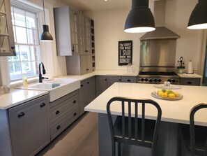 Fridge, microwave, oven, stovetop - Varcoe House Award-Winning Historic Home | Sleeps 8 | Weddings & Events Friendly (Newcastle)