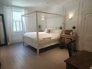 4 bedrooms, desk, free WiFi, bed sheets