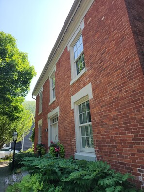 Exterior - Varcoe House Award-Winning Historic Home | Sleeps 8 | Weddings & Events Friendly (Newcastle)