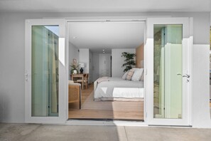 3 bedrooms, desk, iron/ironing board, travel crib