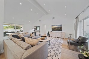 Téléviseur connecté, foyer, table de ping-pong