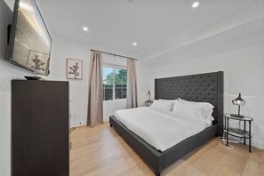 5 chambres, bureau, fer et planche à repasser, lit de bébé portatif