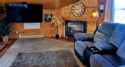 Beautiful & Comfy CABIN Retreat with abundant wildlife, WIFI and AC