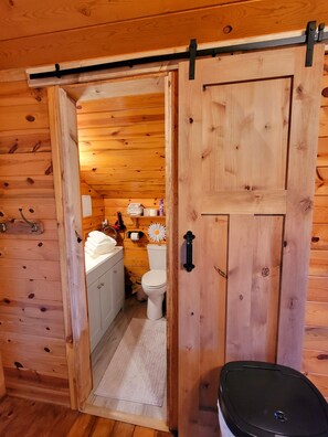 Hair dryer, towels, soap, toilet paper - Beautiful & Comfy CABIN Retreat with abundant wildlife, WIFI and AC (Rapid City)