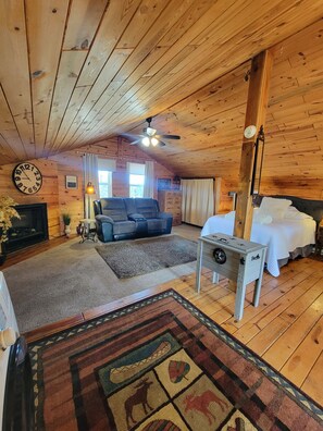 1 bedroom, iron/ironing board, free WiFi, bed sheets - Beautiful & Comfy CABIN Retreat with abundant wildlife, WIFI and AC (Rapid City)