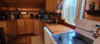 Beautiful & Comfy CABIN Retreat with abundant wildlife, WIFI and AC