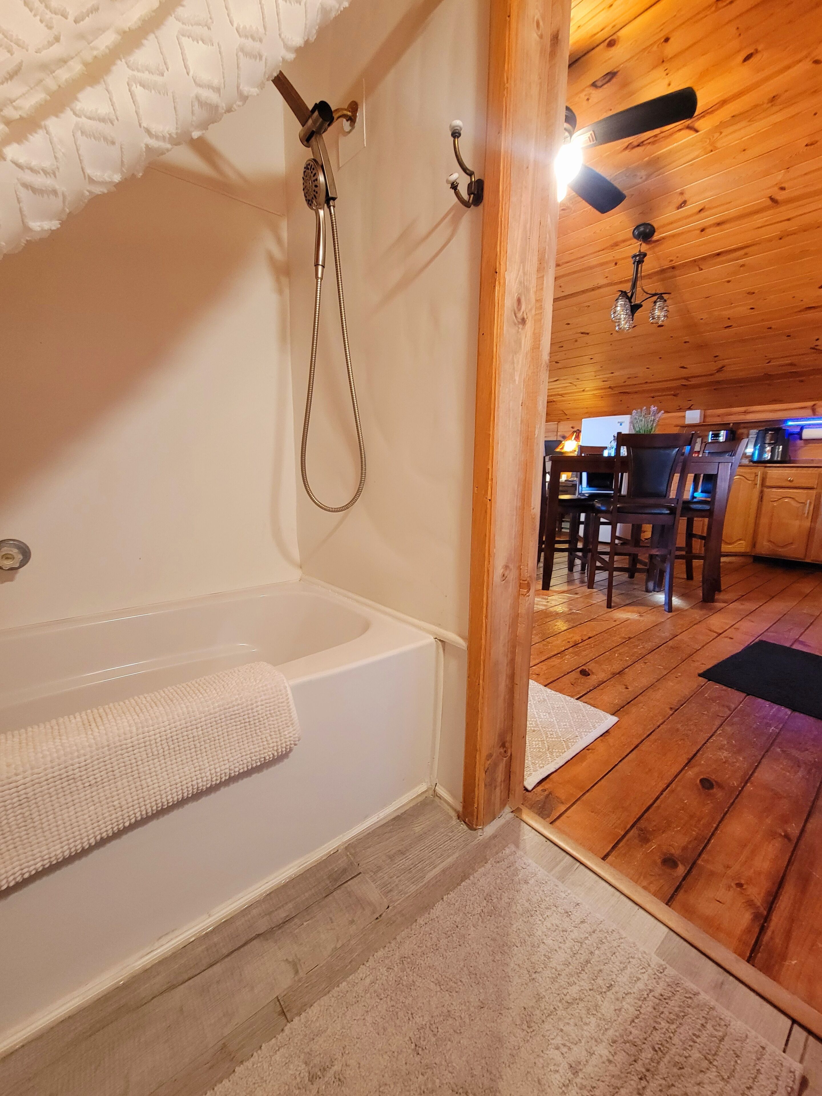 Secadora de cabello, toallas, jabón, papel de baño 