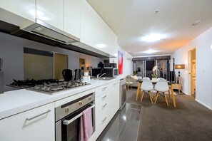 Køleskab, mikrobølgeovn, ovn, kogeplade