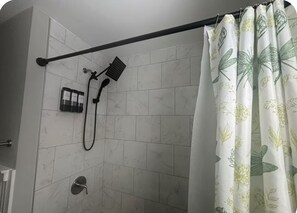 Hiustenkuivaaja, pyyhkeet, saippua, vessapaperi