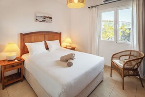 Iron/ironing board, travel cot, WiFi, bed sheets