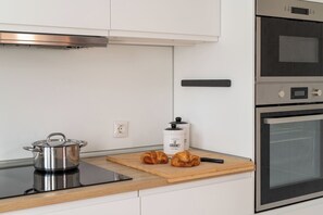 Kühlschrank, Mikrowelle, Ofen, Geschirrspüler