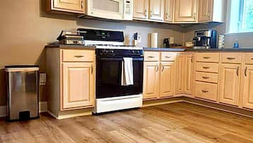 Een koelkast, een microgolfoven, een oven, een kookplaat