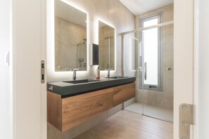 Douche, sĂšche-cheveux, serviettes fournies, papier toilette