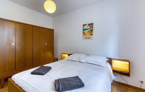2 habitaciones, tabla de planchar con plancha y cuna de viaje 