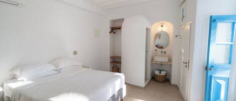 Iron/ironing board, travel cot, free WiFi, bed sheets