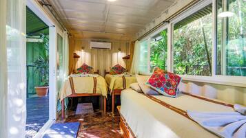 Kamar Triple | Brankas dan Wi-Fi gratis