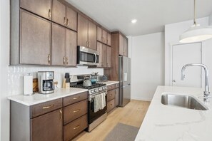 Frigorífic, microones, forn i placa de cuina 