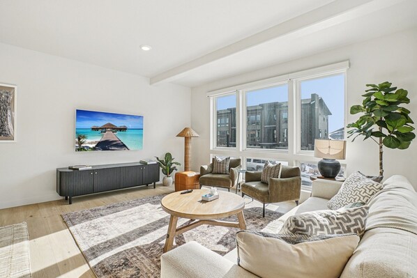 Smart TV, fireplace