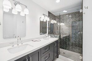 Suihku, hiustenkuivaaja, pyyhkeet