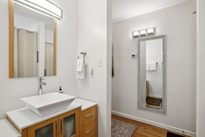 Douche, sèche-cheveux, serviettes fournies