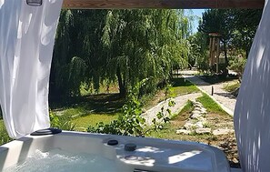 Outdoor spa tub - 1 bedroom stunning home in Mazan (Mazan)
