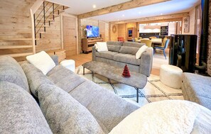 Smart-tv, eldstad och en stereo