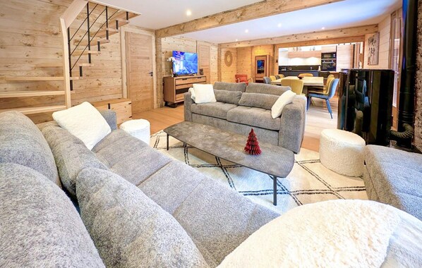 Smart TV, fireplace, stereo