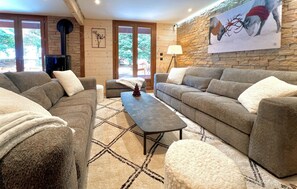 Smart TV, fireplace, stereo